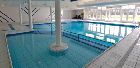 Verwarmd zwembad met peuterbad